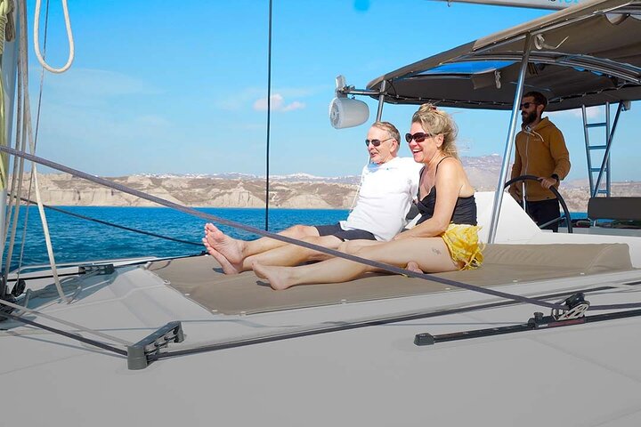 Cruzeiro de catamarã de luxo em Santorini com paragens para nadar, refeição grega e vistas do pôr do sol, foto 9 | wizardtrip