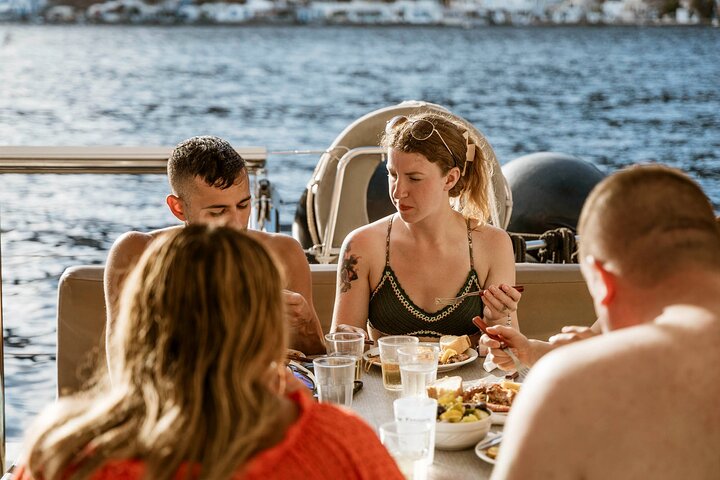 Cruzeiro de catamarã de luxo em Santorini com paragens para nadar, refeição grega e vistas do pôr do sol, foto 13 | wizardtrip