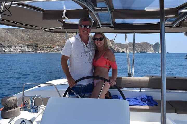 Cruzeiro de catamarã de luxo em Santorini com paragens para nadar, refeição grega e vistas do pôr do sol, foto 15 | wizardtrip