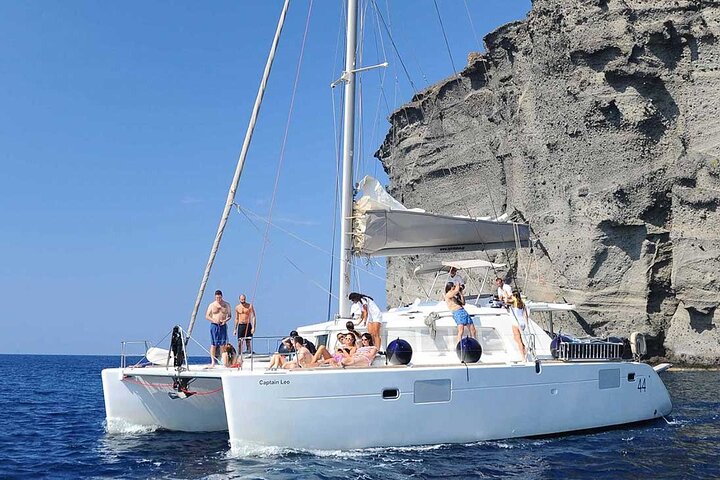 Cruzeiro de catamarã de luxo em Santorini com paragens para nadar, refeição grega e vistas do pôr do sol, foto 16 | wizardtrip