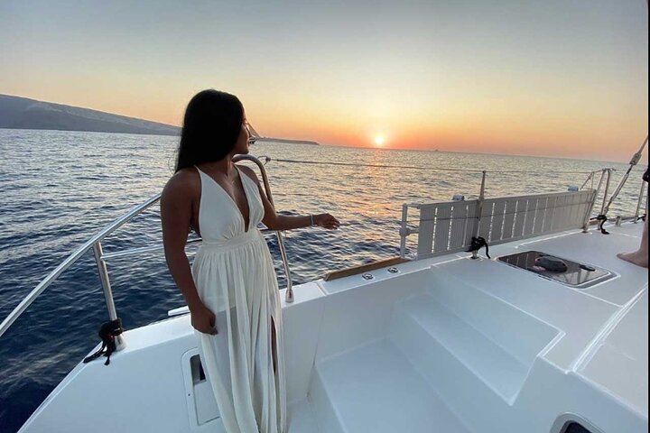 Cruzeiro de catamarã de luxo em Santorini com paragens para nadar, refeição grega e vistas do pôr do sol, foto 17 | wizardtrip
