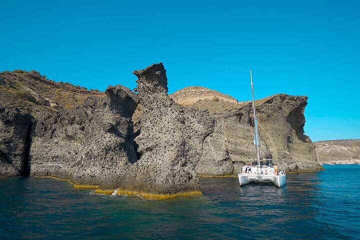 Cruzeiro de catamarã de luxo em Santorini com paragens para nadar, refeição grega e vistas do pôr do sol, foto 20 | wizardtrip