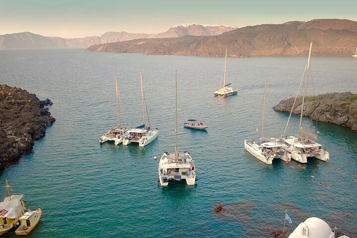 Cruzeiro de catamarã de luxo em Santorini com paragens para nadar, refeição grega e vistas do pôr do sol, foto 23 | wizardtrip