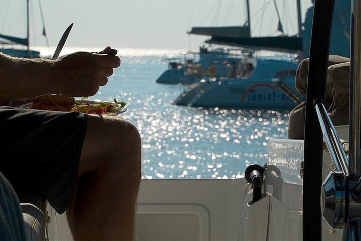 Cruzeiro de catamarã de luxo em Santorini com paragens para nadar, refeição grega e vistas do pôr do sol, foto 24 | wizardtrip