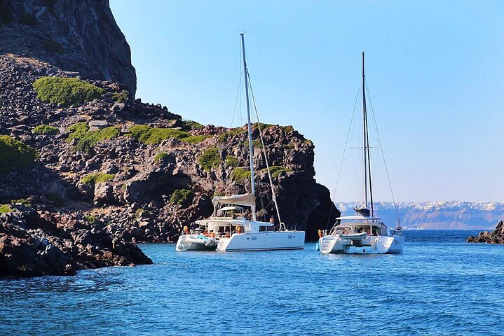 Cruzeiro de catamarã de luxo em Santorini com paragens para nadar, refeição grega e vistas do pôr do sol, foto 26 | wizardtrip