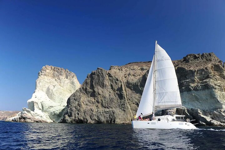 Cruzeiro de catamarã de luxo em Santorini com paragens para nadar, refeição grega e vistas do pôr do sol, foto 28 | wizardtrip