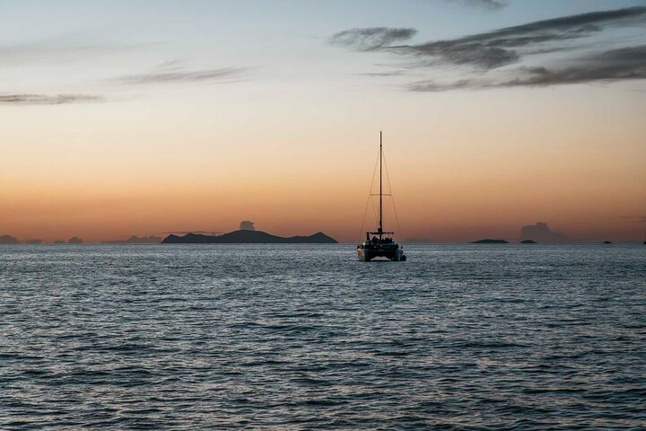 Cruzeiro de catamarã de luxo em Santorini com paragens para nadar, refeição grega e vistas do pôr do sol, foto 31 | wizardtrip