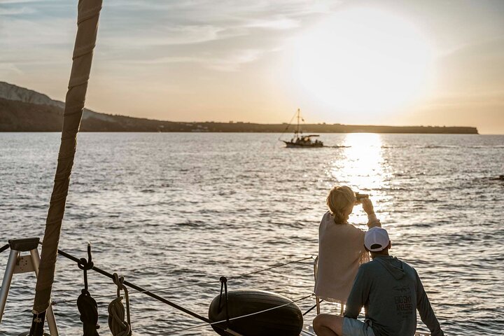 Cruzeiro de catamarã de luxo em Santorini com paragens para nadar, refeição grega e vistas do pôr do sol, foto 33 | wizardtrip