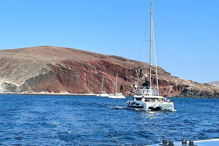 Cruzeiro de catamarã de luxo em Santorini com paragens para nadar, refeição grega e vistas do pôr do sol, foto 34 | wizardtrip