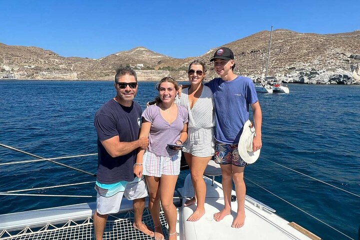 Cruzeiro de catamarã de luxo em Santorini com paragens para nadar, refeição grega e vistas do pôr do sol, foto 36 | wizardtrip