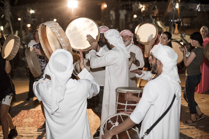 Experience a traditional Bedouin desert safari in Dubai with a vintage Land Rover, falconry, and dinner, photo 23 | wizardtrip