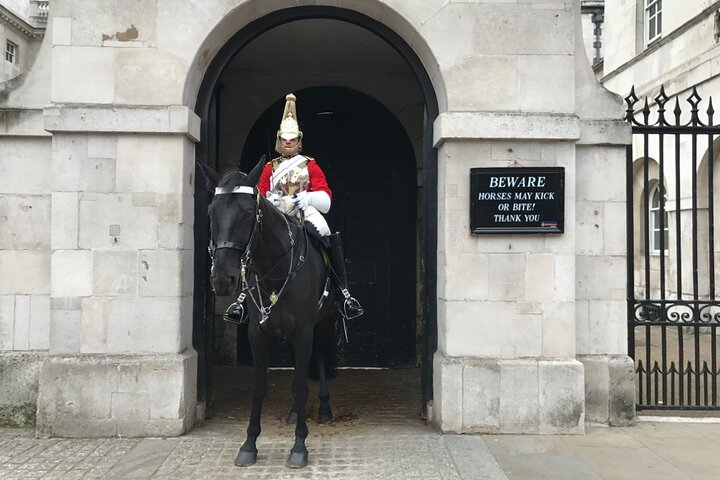 Une visite complète d'une journée des sites emblématiques de Londres, y compris la Tour de Londres, l'Abbaye de Westminster et une croisière sur la Tamise, photo 7 | wizardtrip