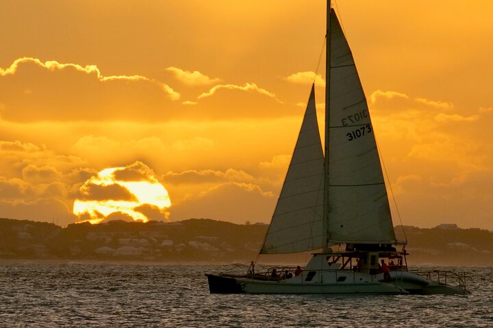 Croisière au coucher du soleil avec champagne au départ de Grace Bay, Providenciales (Adultes seulement) | wizardtrip