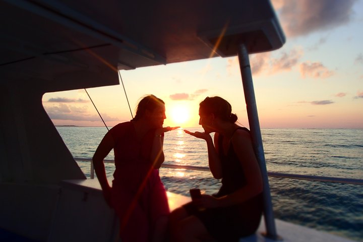 Champagne solnedgangscruise kun for voksne som seiler langs Grace Bay, Providenciales, foto 8 | wizardtrip