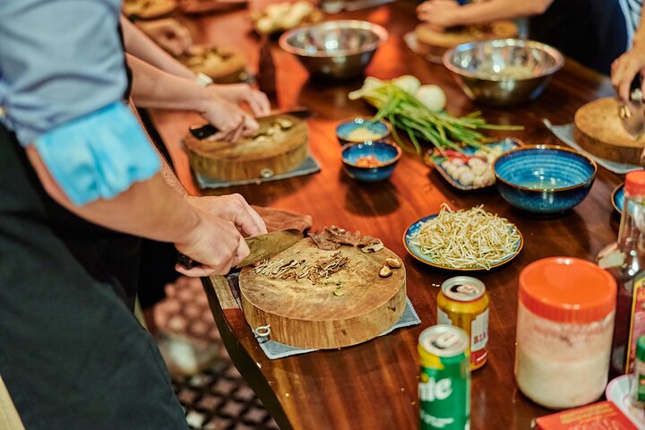 Una clase de cocina vietnamita práctica en Hanói, con tours por el mercado e inmersión cultural, foto 10 | wizardtrip