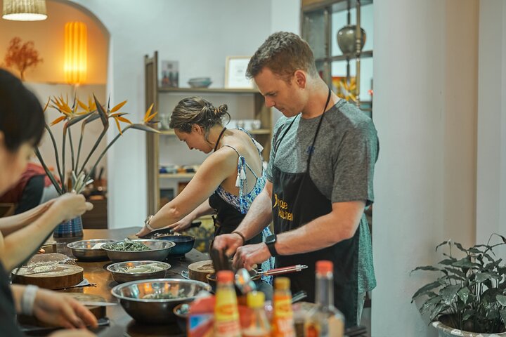 Una clase de cocina vietnamita práctica en Hanói, con tours por el mercado e inmersión cultural, foto 41 | wizardtrip
