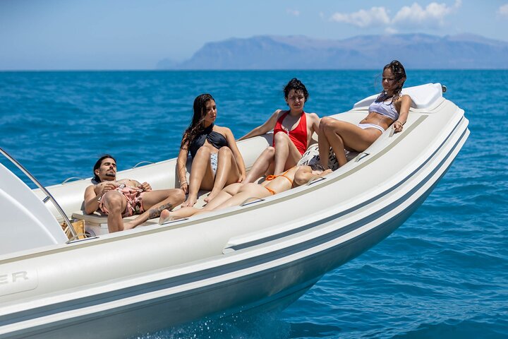 Tour in barca lungo la costa siciliana, visita a grotte, calette e spiagge come San Vito Lo Capo, foto 6 | wizardtrip