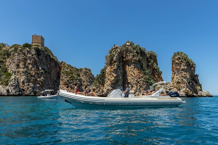 Tour in barca lungo la costa siciliana, visita a grotte, calette e spiagge come San Vito Lo Capo, foto 8 | wizardtrip