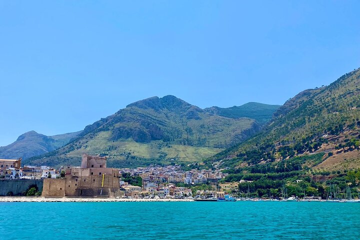 Tour in barca lungo la costa siciliana, visita a grotte, calette e spiagge come San Vito Lo Capo, foto 13 | wizardtrip