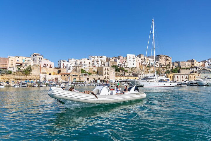 Tour in barca lungo la costa siciliana, visita a grotte, calette e spiagge come San Vito Lo Capo, foto 14 | wizardtrip