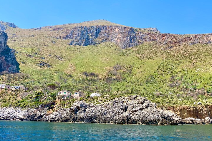 Tour in barca lungo la costa siciliana, visita a grotte, calette e spiagge come San Vito Lo Capo, foto 18 | wizardtrip