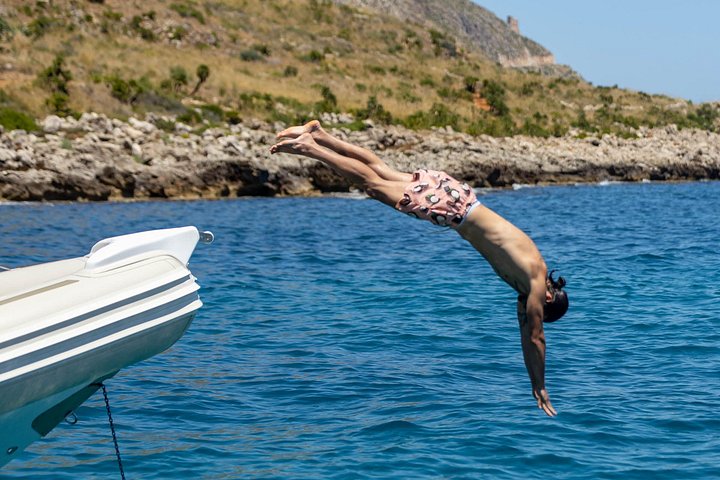 Tour in barca lungo la costa siciliana, visita a grotte, calette e spiagge come San Vito Lo Capo, foto 23 | wizardtrip