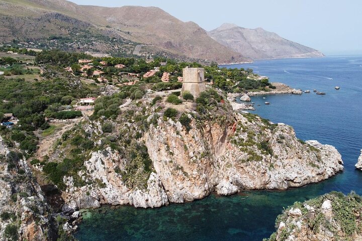 Tour in barca lungo la costa siciliana, visita a grotte, calette e spiagge come San Vito Lo Capo, foto 25 | wizardtrip