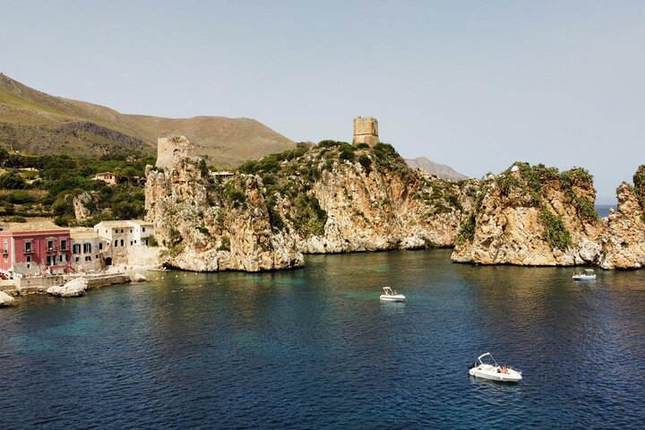 Tour in barca lungo la costa siciliana, visita a grotte, calette e spiagge come San Vito Lo Capo, foto 27 | wizardtrip