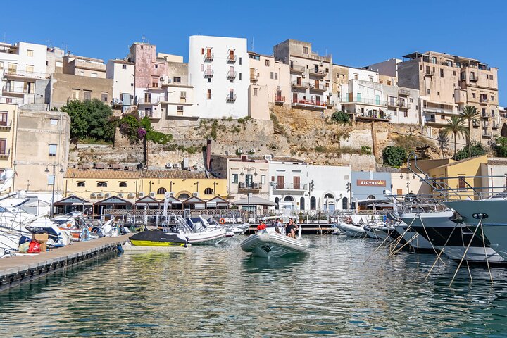 Tour in barca lungo la costa siciliana, visita a grotte, calette e spiagge come San Vito Lo Capo, foto 29 | wizardtrip