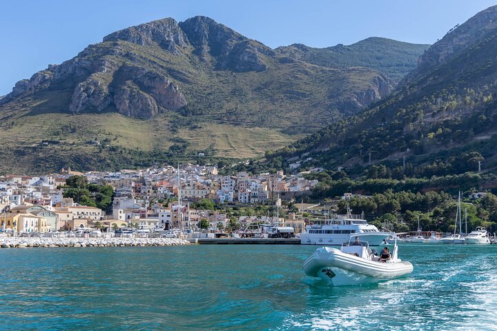 Tour in barca lungo la costa siciliana, visita a grotte, calette e spiagge come San Vito Lo Capo, foto 30 | wizardtrip