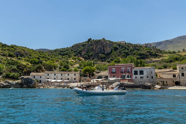 Tour in barca lungo la costa siciliana, visita a grotte, calette e spiagge come San Vito Lo Capo, foto 33 | wizardtrip