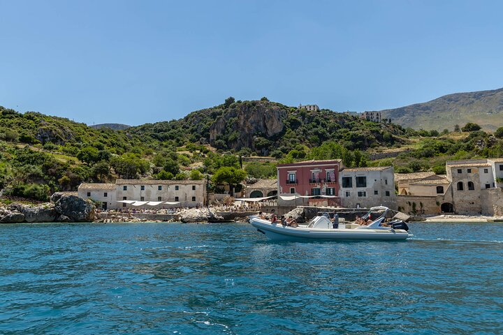 Tour in barca lungo la costa siciliana, visita a grotte, calette e spiagge come San Vito Lo Capo, foto 34 | wizardtrip