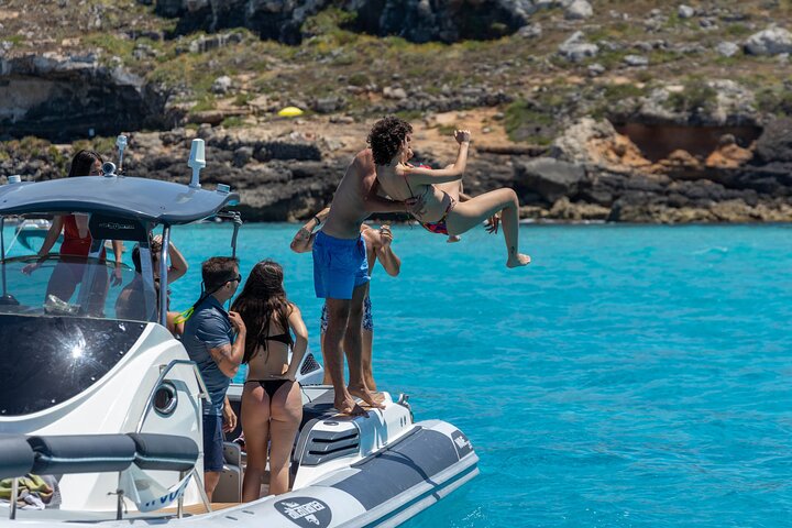 Excursión en barco por las Islas Egadas, Favignana y Levanzo, desde Trapani, Sicilia, foto 8 | wizardtrip