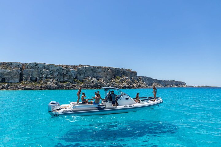 Excursión en barco por las Islas Egadas, Favignana y Levanzo, desde Trapani, Sicilia, foto 15 | wizardtrip