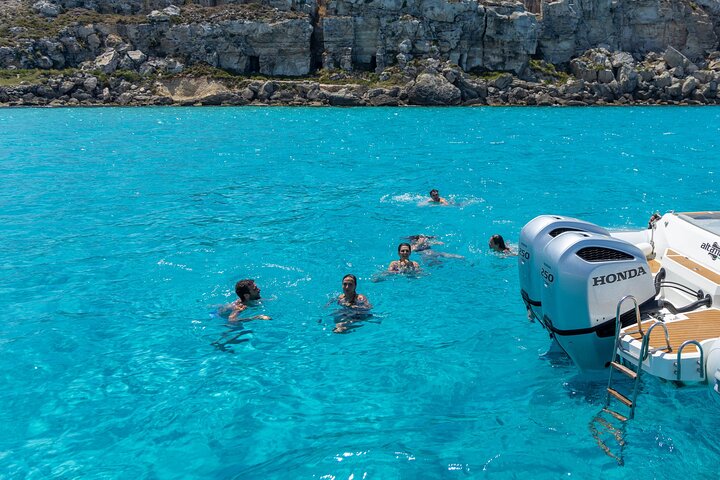 Excursión en barco por las Islas Egadas, Favignana y Levanzo, desde Trapani, Sicilia, foto 18 | wizardtrip