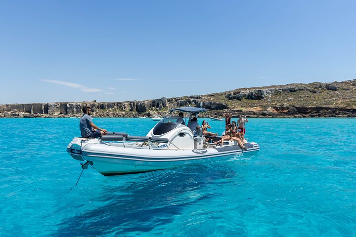 Excursión en barco por las Islas Egadas, Favignana y Levanzo, desde Trapani, Sicilia, foto 21 | wizardtrip