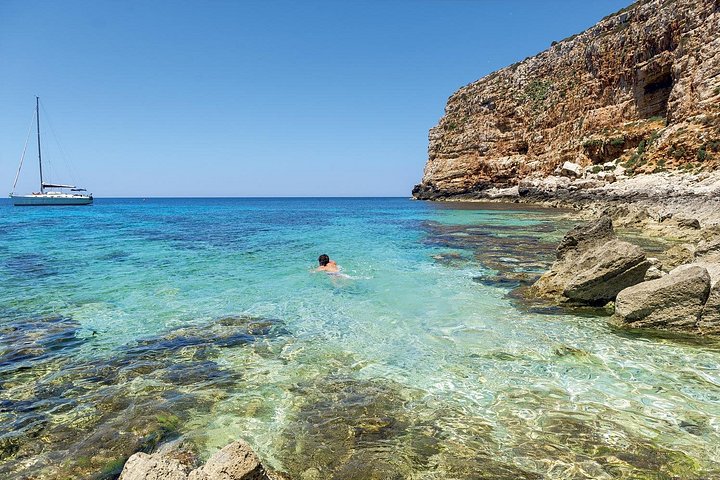 Excursión en barco por las Islas Egadas, Favignana y Levanzo, desde Trapani, Sicilia, foto 22 | wizardtrip