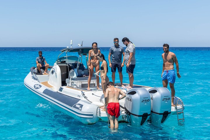 Excursión en barco por las Islas Egadas, Favignana y Levanzo, desde Trapani, Sicilia, foto 28 | wizardtrip