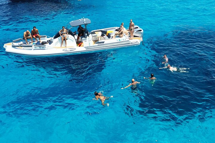 Excursión en barco por las Islas Egadas, Favignana y Levanzo, desde Trapani, Sicilia, foto 31 | wizardtrip