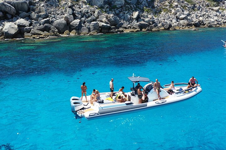 Excursión en barco por las Islas Egadas, Favignana y Levanzo, desde Trapani, Sicilia, foto 32 | wizardtrip