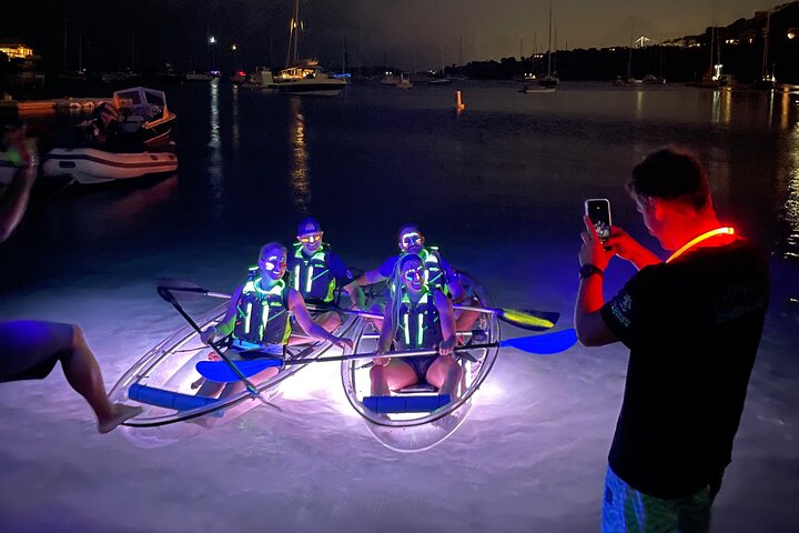 Aventure nocturne en kayak à St. Thomas avec des kayaks transparents et une vie marine lumineuse, photo 9 | wizardtrip