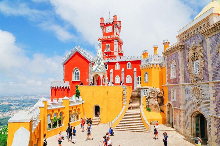 Small group tour exploring the colorful Pena Palace and historic Sintra from Lisbon, photo 7 | wizardtrip