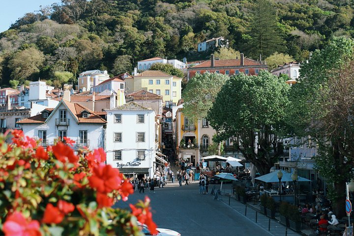 Small group tour exploring the colorful Pena Palace and historic Sintra from Lisbon, photo 12 | wizardtrip