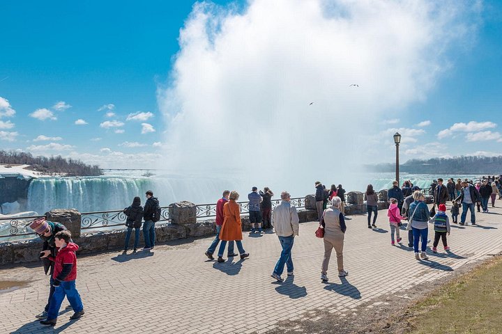 Ein atemberaubender Blick auf die Niagarafälle, der ihre immense Kraft und natürliche Schönheit zeigt, Foto 7 | wizardtrip