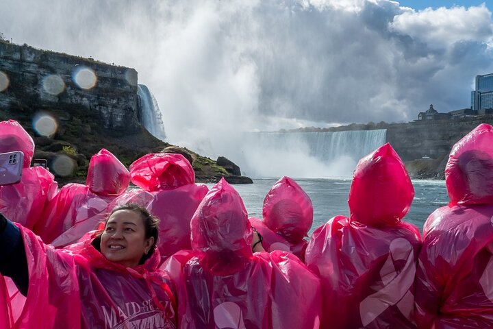 Ein atemberaubender Blick auf die Niagarafälle, der ihre immense Kraft und natürliche Schönheit zeigt, Foto 11 | wizardtrip