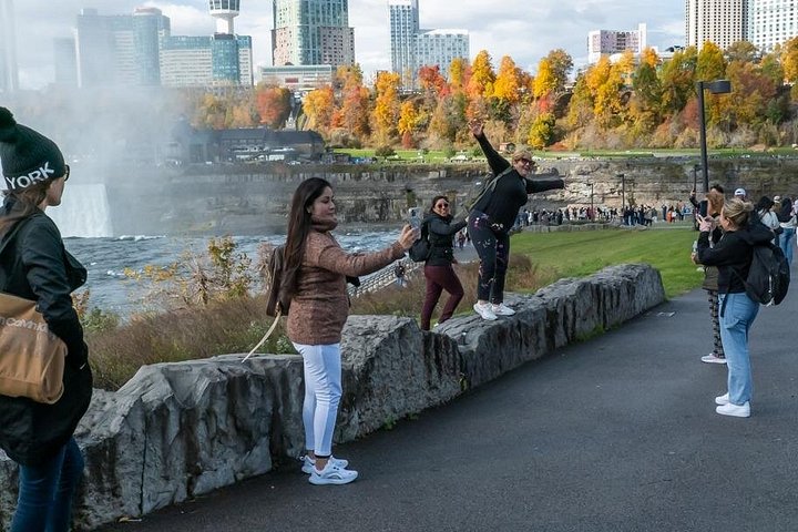 Ein atemberaubender Blick auf die Niagarafälle, der ihre immense Kraft und natürliche Schönheit zeigt, Foto 12 | wizardtrip