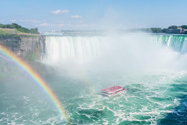 Ein atemberaubender Blick auf die Niagarafälle, der ihre immense Kraft und natürliche Schönheit zeigt, Foto 13 | wizardtrip
