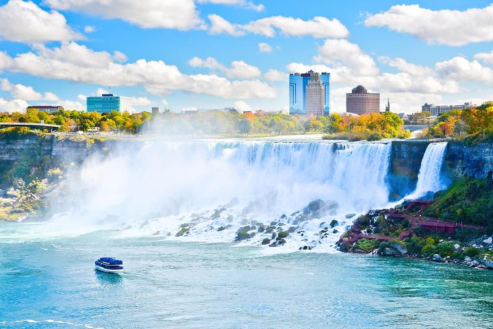 Ein atemberaubender Blick auf die Niagarafälle, der ihre immense Kraft und natürliche Schönheit zeigt, Foto 14 | wizardtrip