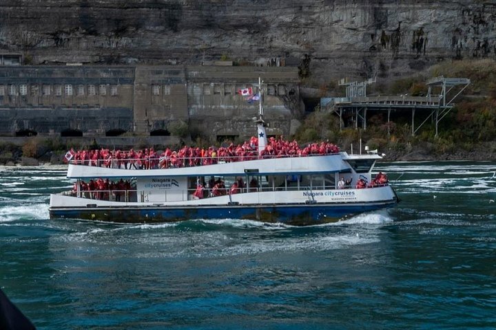Ein atemberaubender Blick auf die Niagarafälle, der ihre immense Kraft und natürliche Schönheit zeigt, Foto 16 | wizardtrip