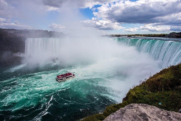 Ein atemberaubender Blick auf die Niagarafälle, der ihre immense Kraft und natürliche Schönheit zeigt, Foto 17 | wizardtrip